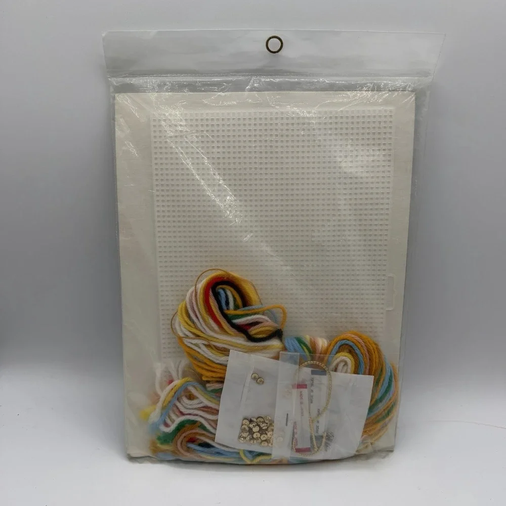 Vintage Bucilla Christmas Kiss Kiss Mistletoe Holder Plastic Canvas Kit 61006‎